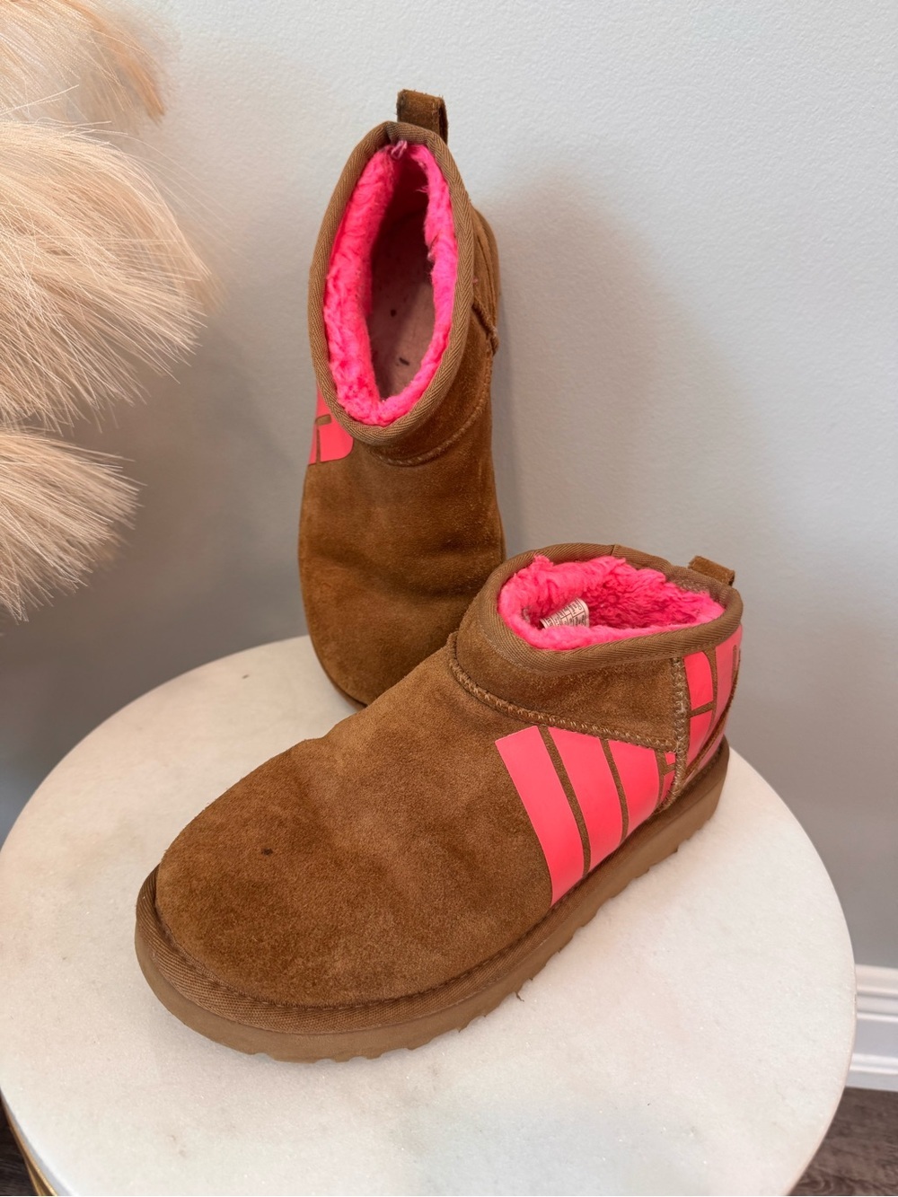 UGG Ultra Mini Broken Logo Chestnut Suede Slippers with Bright Pink Trim Sz 7